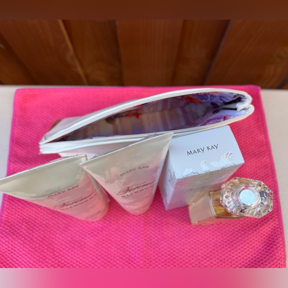 🩷Mary Kay🩷 Forever Diamonds Set: Eau de Parfum, Shower Gel, Cosmetic Bag - Picture 4 of 5